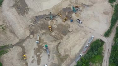 Havadan görünümü açık hava ocağında buldozer yükleniyor. Madencilik sektöründe kum. Buldozer makine. Paletli buldozer kum benim hareket. Kum ocağında çalışan madencilik makine. Drone görünümünü Madencilik donatımı