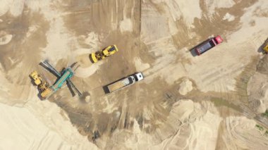 Otomatik konveyör bandı üzerinde hareket eden kum. Madencilik konveyör kum sıralama. Havadan görünüm