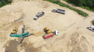 Havadan görünümü açık hava ocağında buldozer yükleniyor. Madencilik sektöründe kum. Buldozer makine. Paletli buldozer kum benim hareket. Kum ocağında çalışan madencilik makine. Drone görünümünü Madencilik donatımı