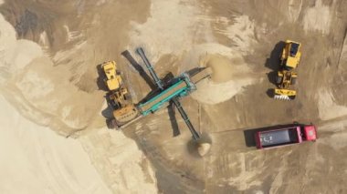 Havadan görünümü açık hava ocağında buldozer yükleniyor. Madencilik sektöründe kum. Buldozer makine. Paletli buldozer kum benim hareket. Kum ocağında çalışan madencilik makine. Drone görünümünü Madencilik donatımı