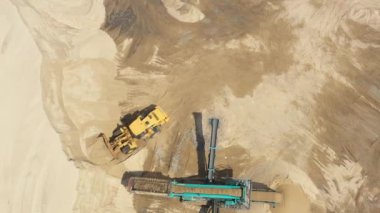 Havadan görünümü açık hava ocağında buldozer yükleniyor. Madencilik sektöründe kum. Buldozer makine. Paletli buldozer kum benim hareket. Kum ocağında çalışan madencilik makine. Drone görünümünü Madencilik donatımı
