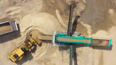 Havadan görünümü açık hava ocağında buldozer yükleniyor. Madencilik sektöründe kum. Buldozer makine. Paletli buldozer kum benim hareket. Kum ocağında çalışan madencilik makine. Drone görünümünü Madencilik donatımı