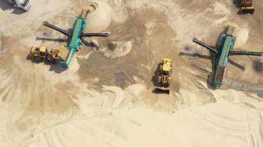 Ağır ekipman ile kum ocağı havadan görünümü