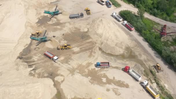 Gruvdrift transportband vid sand stenbrottet. Flygfoto av gruvmaskiner. Gruvindustrin — Stockvideo