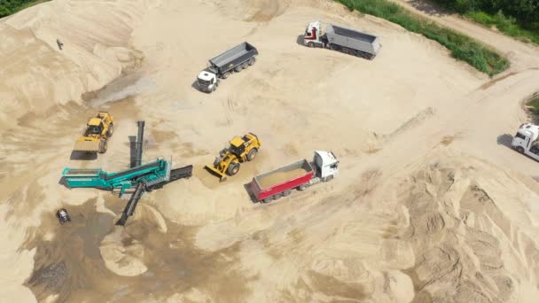 自動コンベアベルト上で移動する砂。マイニングコンベア砂の選別.航空写真 — ストック動画