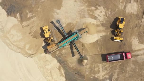 Aerial view loading bulldozer in open air quarry. Industria minera de arena. Máquina de la excavadora. Buldózer de orugas moviéndose en la mina de arena. Maquinaria minera que trabaja en cantera de arena. Drone vista de equipos mineros — Vídeo de stock