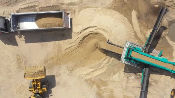 Vista aerea caricamento bulldozer in cava all'aperto. Industria mineraria di sabbia. Macchina bulldozer. Bulldozer cingolato che si muove verso la miniera di sabbia. Macchine minerarie che lavorano in cava di sabbia. Vista drone di attrezzature minerarie — Video Stock