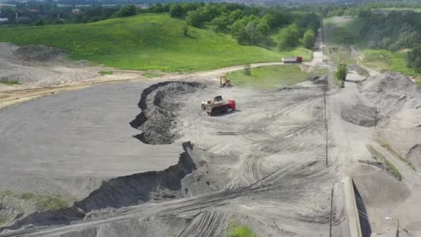 Excavadora de carga de vista aérea en cantera al aire libre — Vídeo de stock