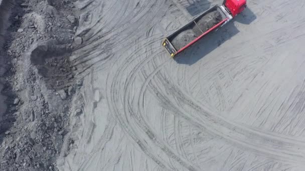Bulldozer de carga de vista aérea em pedreira ao ar livre — Vídeo de Stock