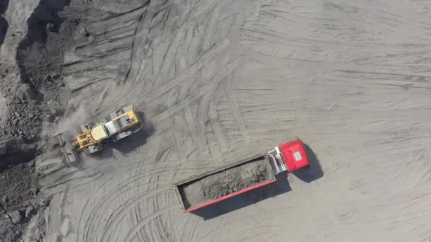 Bulldozer de carga de vista aérea em pedreira ao ar livre — Vídeo de Stock