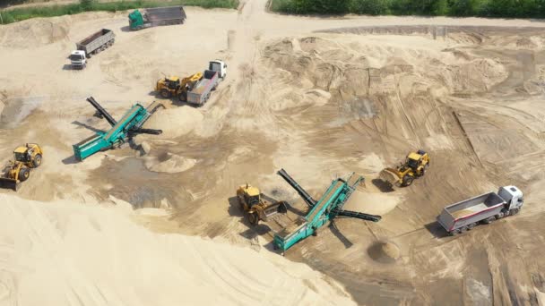 Vista aérea da pedreira com equipamento pesado — Vídeo de Stock