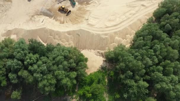 Vue aérienne de la carrière de sable avec équipement lourd — Video