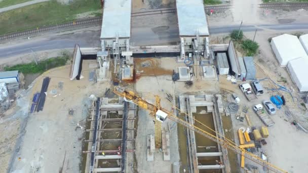Vista aérea de la construcción del puente y la carretera que pasa — Vídeos de Stock