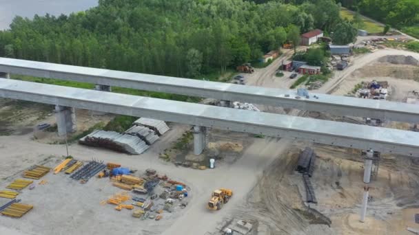 Costruzione stradale. Vista dall'alto costruzione ponte sull'autostrada auto — Video Stock