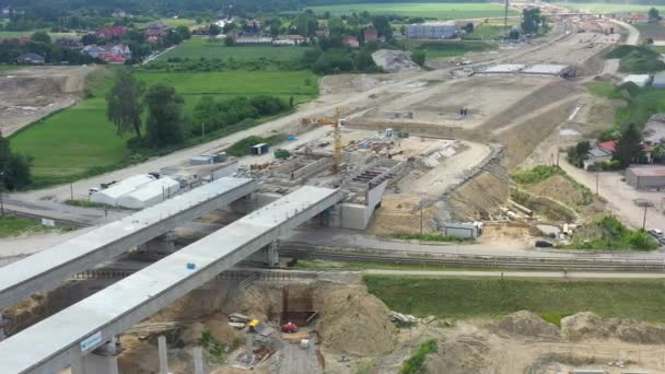 Construcción de carreteras. Vista desde arriba de la construcción del puente sobre la carretera del coche — Vídeo de stock