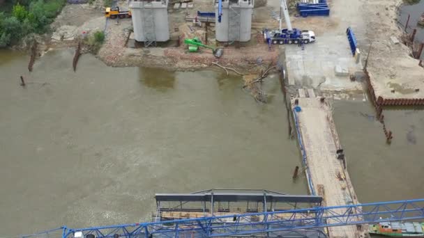 Vista aérea del sitio de construcción del puente — Vídeos de Stock