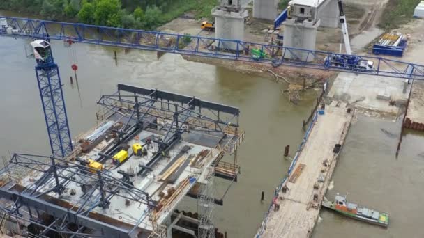 Vista aérea del sitio de construcción del puente — Vídeos de Stock