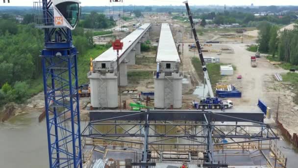 Vista aérea del sitio de construcción del puente — Vídeos de Stock