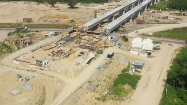 Aerial view of the construction of the bridge and the highway passing — Stock Video