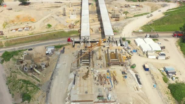Veduta aerea della costruzione del ponte e del passaggio dell'autostrada — Video Stock