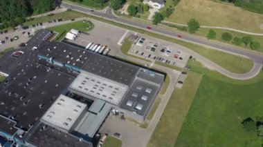 Zoom dışarı hava atış, endüstriyel depo / bina / yükleme depolama nerede birçok kamyon yükleme alanı / boşaltma mal