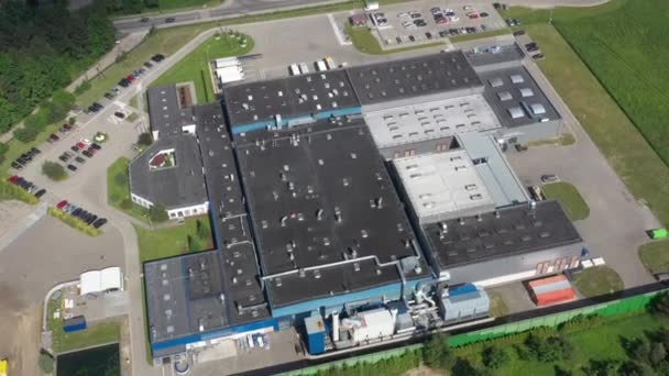 Vista aérea del almacén logístico con camiones esperando la carga — Vídeos de Stock