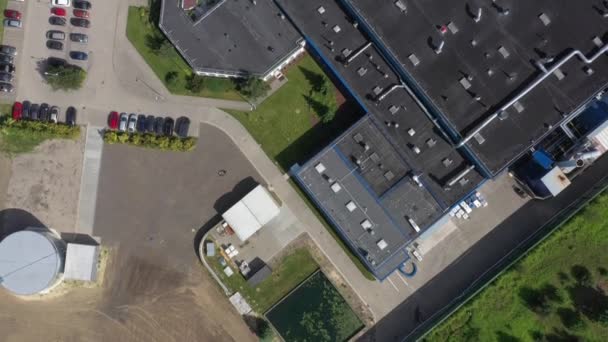 Vista aérea do armazém logístico com caminhões à espera de carregamento — Vídeo de Stock