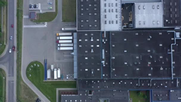 Vue aérienne de l'entrepôt logistique avec camions en attente de chargement — Video