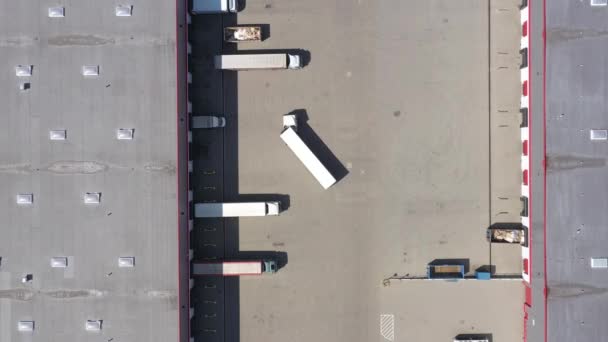 Αποθήκη εφοδιαστικής με πύλες για φόρτωση. Αεροφωτογραφία — Αρχείο Βίντεο