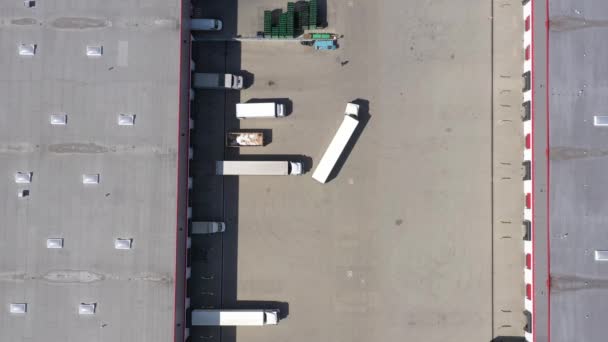 Entrepôt logistique avec portes pour le chargement. Vue Aérienne 