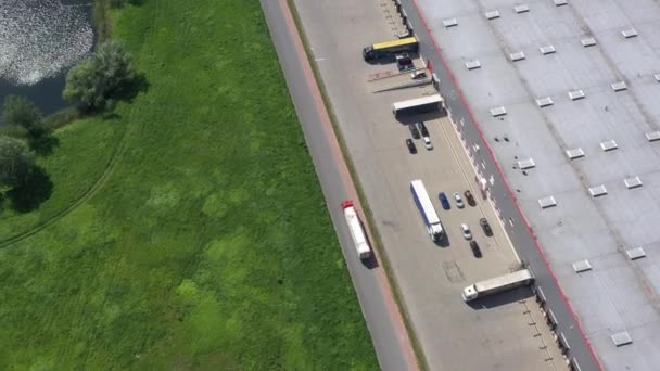 Aerial skott av lastbil med bifogade Semi Trailer lämnar lager komplex - — Stockvideo