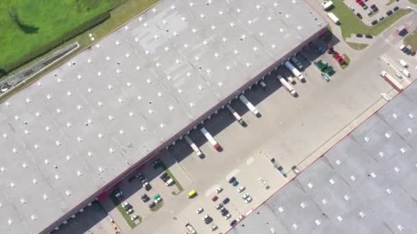 Luchtfoto van logistieke centrum met vrachtwagens — Stockvideo