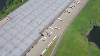 Büyük Dağıtım Depo Kapıları Yükler Kamyonlar Geri Yükleme Dock Hava