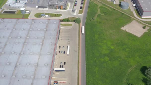 Grandes puertas de almacén de distribución Cargas Camiones Carga inversa Muelle aéreo — Vídeo de stock