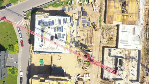 建設現場の背景。吊り上げクレーンと新しい多階建ての建物。産業の背景。アエリア ビュー — ストック動画