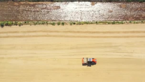 Yeni yol şantiyeüzerinde çalışan yol silindirleri üzerinde büyük bir görünüm. Havadan Görünüm — Stok video