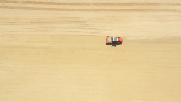 Groot uitzicht op de wegrollen die werken op de nieuwe wegenbouw plaats. Luchtfoto — Stockvideo