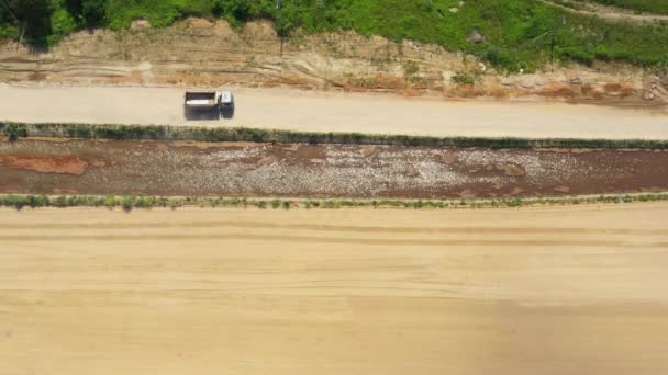 Tod abajo vista de camión semirremolque en la arena. En el sitio de construcción. Vista aérea — Vídeos de Stock