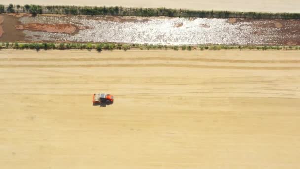 Grande vue sur les rouleaux de la route qui travaillent sur le nouveau chantier de construction routière. Vue Aérienne 
