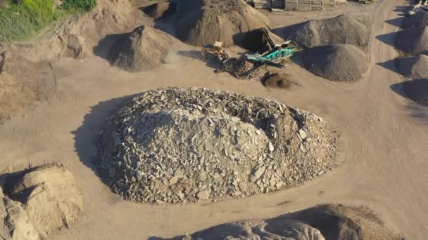 Vue aérienne de la machine de carrière de pierre concassée — Video