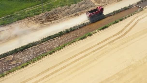 Tod abajo vista de camión semirremolque en la arena. En el sitio de construcción. Vista aérea — Vídeos de Stock