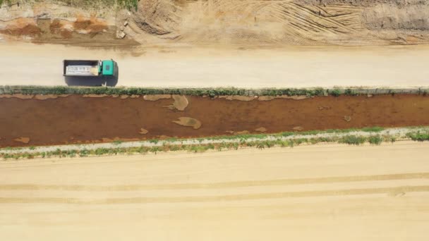 Tod abajo vista de camión semirremolque en la arena. En el sitio de construcción. Vista aérea — Vídeos de Stock