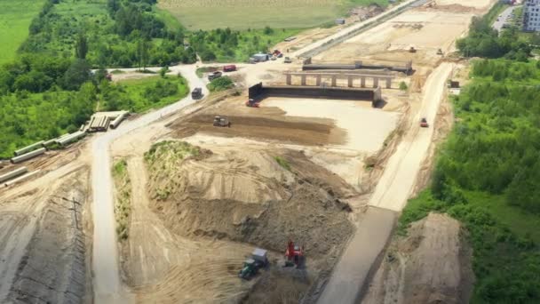 Vista de drones na auto-estrada em construção. Estrada aérea — Vídeo de Stock