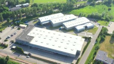 Farklı kapasiteli kamyonlar ile dağıtım ambarı. Havadan Görünüm