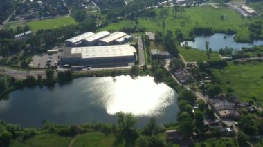 Dağıtım lojistik binaları ve sanayi alanı - havadan görünüm