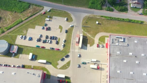 Letecký pohled na sklad zboží. Logistické centrum v průmyslové městské zóně shora. Letecký pohled na nakládku nákladních automobilů v logistickém centru — Stock video