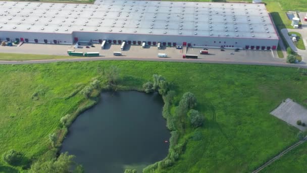 Almacén de distribución con camiones de diferente capacidad. Vista aérea — Vídeo de stock