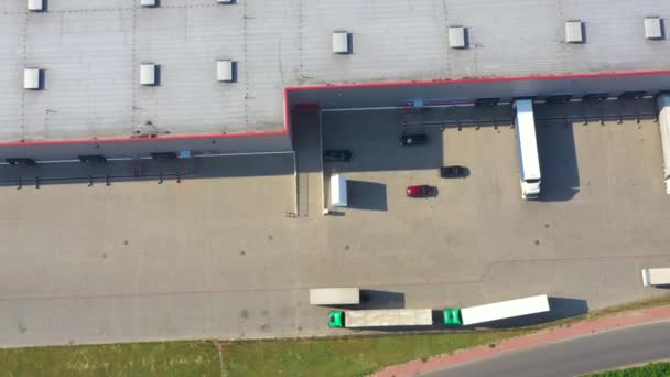 Дистрибьюторский склад с грузовиками различной мощности. Вид с воздуха — стоковое видео