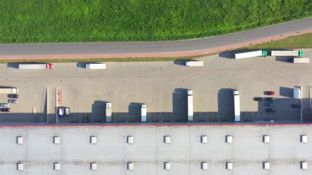 Распределительные логистические здания и промышленная зона - вид с воздуха — стоковое видео