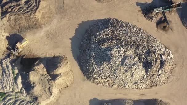 Vista aérea de la máquina de cantera de piedra triturada — Vídeos de Stock